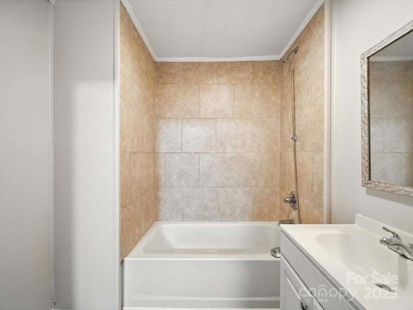 116 Honeywood Avenue, Charlotte, NC 28216.  MLS# CAR4276577, YatesRealty ID 23067. 