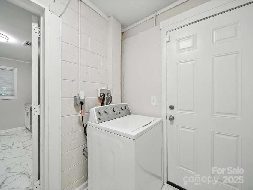 116 Honeywood Avenue, Charlotte, NC 28216.  MLS# CAR4276577, YatesRealty ID 23067. 
