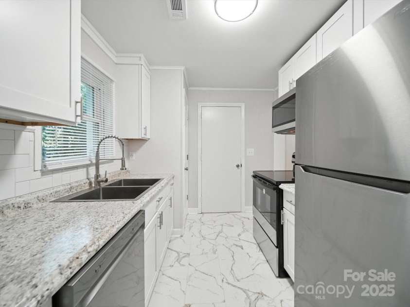 116 Honeywood Avenue, Charlotte, NC 28216.  MLS# CAR4276577, YatesRealty ID 23067. 