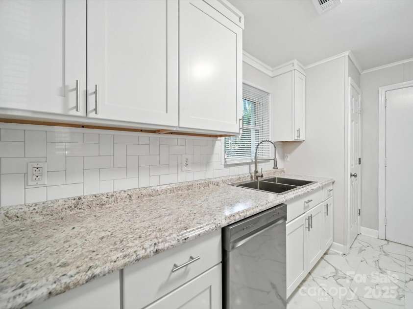 116 Honeywood Avenue, Charlotte, NC 28216.  MLS# CAR4276577, YatesRealty ID 23067. 