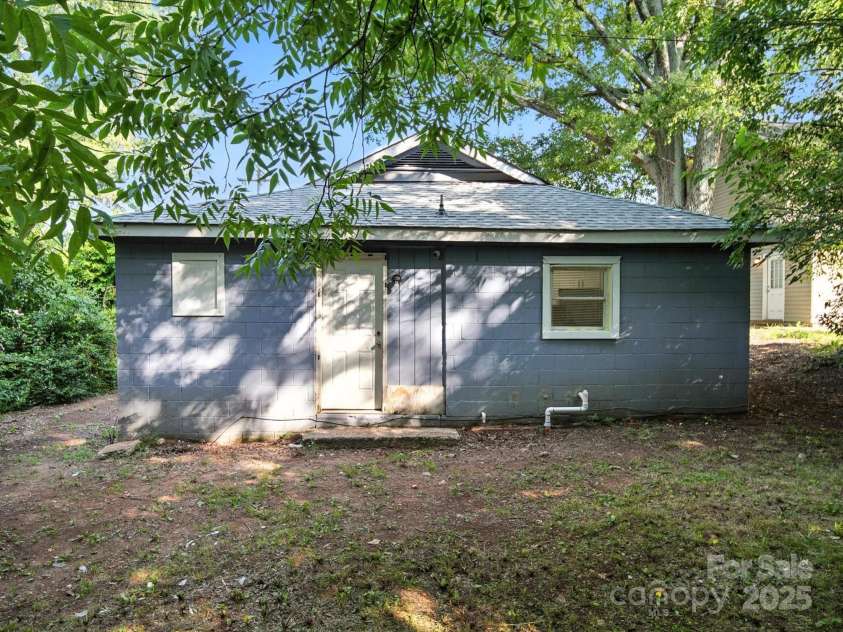 116 Honeywood Avenue, Charlotte, NC 28216.  MLS# CAR4276577, YatesRealty ID 23067. 