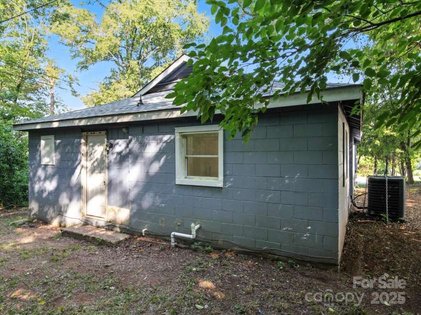 116 Honeywood Avenue, Charlotte, NC 28216.  MLS# CAR4276577, YatesRealty ID 23067. 
