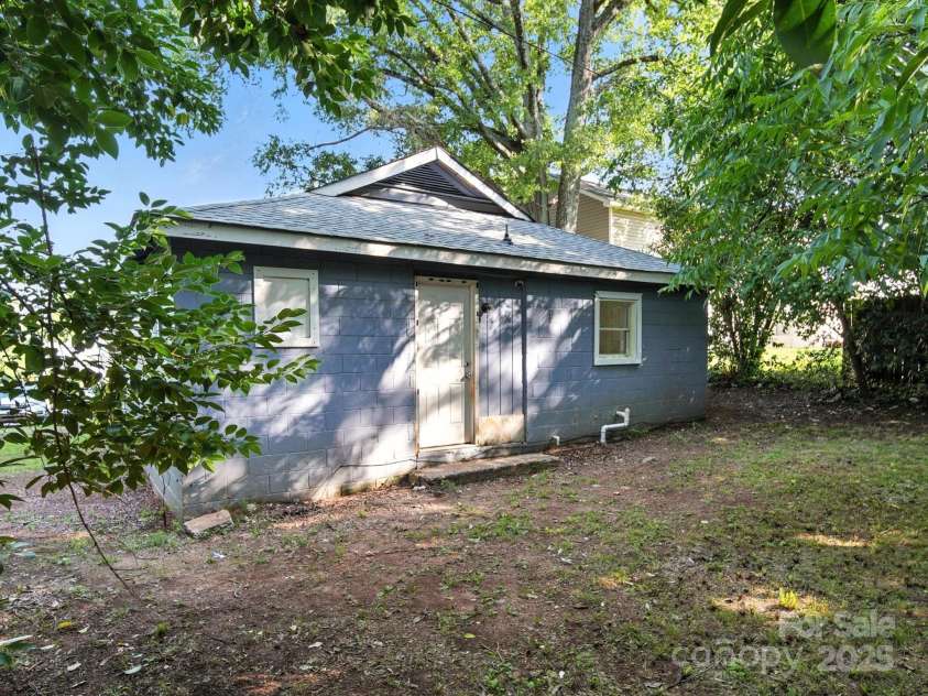 116 Honeywood Avenue, Charlotte, NC 28216.  MLS# CAR4276577, YatesRealty ID 23067. 
