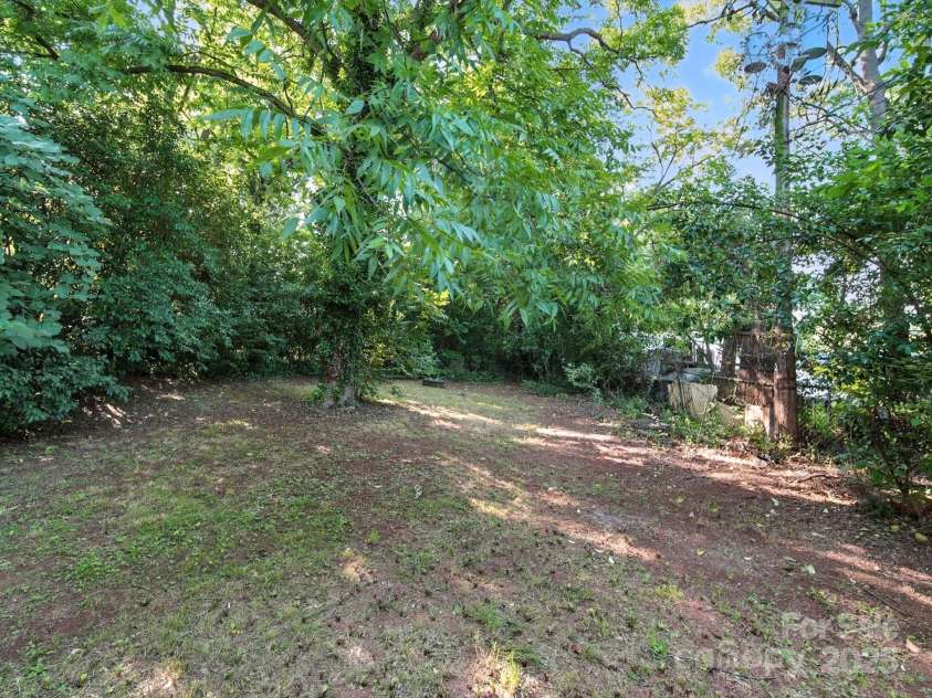 116 Honeywood Avenue, Charlotte, NC 28216.  MLS# CAR4276577, YatesRealty ID 23067. 
