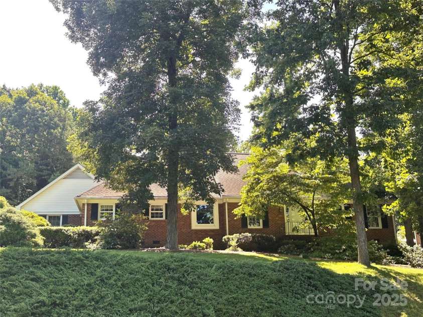 2020 Dawnshire Drive, Gastonia, NC 28054.  MLS# CAR4270275, YatesRealty ID 23068. 
