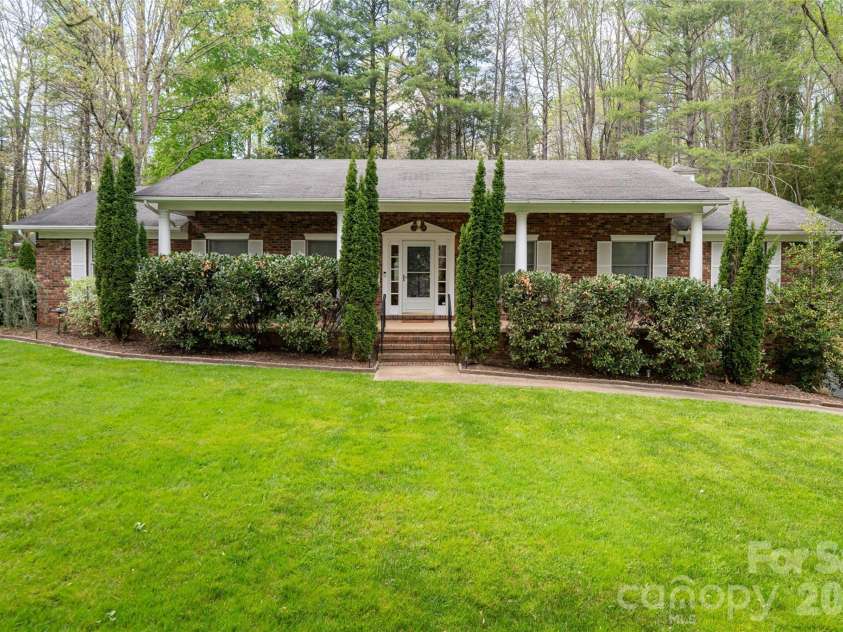 117 Brandon Road, Hendersonville, NC 28739.  MLS# CAR4371126, YatesRealty ID 23072. 