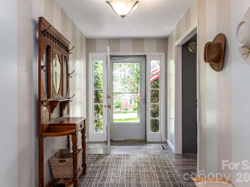 117 Brandon Road, Hendersonville, NC 28739.  MLS# CAR4371126, YatesRealty ID 23072. 