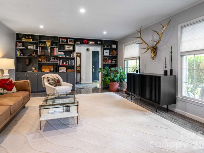 117 Brandon Road, Hendersonville, NC 28739.  MLS# CAR4371126, YatesRealty ID 23072. 