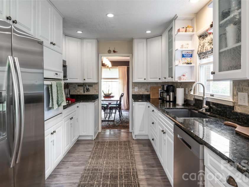 117 Brandon Road, Hendersonville, NC 28739.  MLS# CAR4371126, YatesRealty ID 23072. 