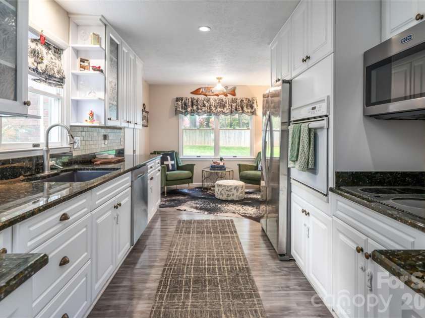 117 Brandon Road, Hendersonville, NC 28739.  MLS# CAR4371126, YatesRealty ID 23072. 