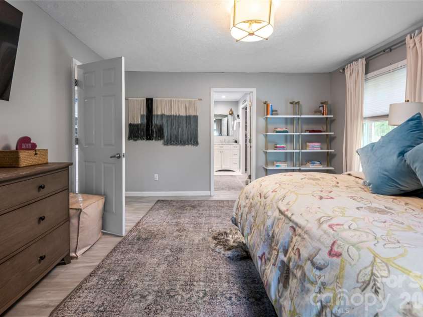 117 Brandon Road, Hendersonville, NC 28739.  MLS# CAR4371126, YatesRealty ID 23072. 