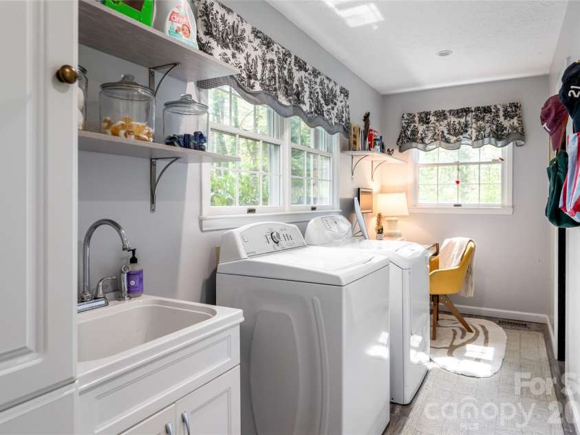 117 Brandon Road, Hendersonville, NC 28739.  MLS# CAR4371126, YatesRealty ID 23072. 