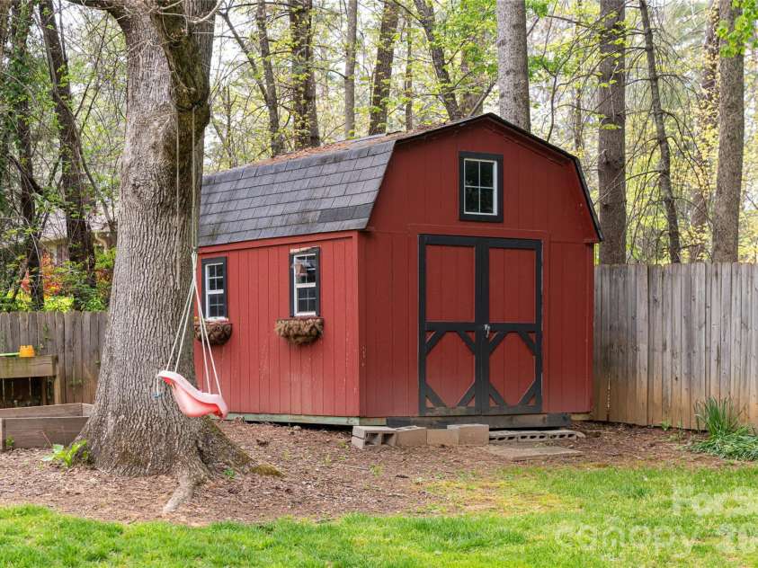 117 Brandon Road, Hendersonville, NC 28739.  MLS# CAR4371126, YatesRealty ID 23072. 