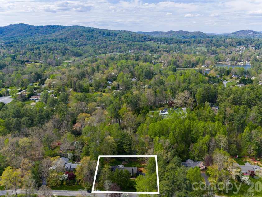 117 Brandon Road, Hendersonville, NC 28739.  MLS# CAR4371126, YatesRealty ID 23072. 