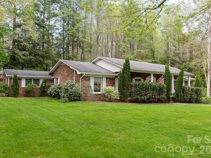 117 Brandon Road, Hendersonville, NC 28739.  MLS# CAR4371126, YatesRealty ID 23072. 