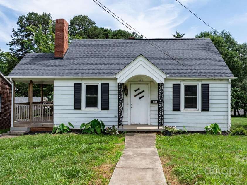 626 1st Avenue, Hickory, NC 28602.  MLS# CAR4269367, YatesRealty ID 23077. 