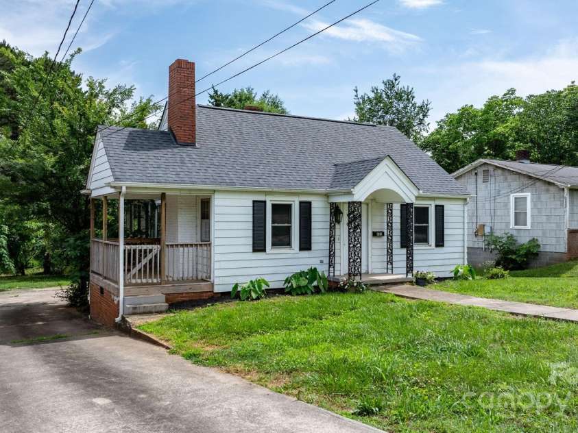 626 1st Avenue, Hickory, NC 28602.  MLS# CAR4269367, YatesRealty ID 23077. 