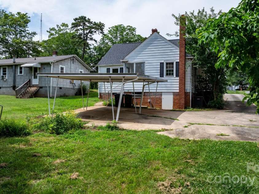 626 1st Avenue, Hickory, NC 28602.  MLS# CAR4269367, YatesRealty ID 23077. 
