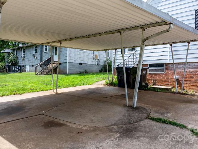 626 1st Avenue, Hickory, NC 28602.  MLS# CAR4269367, YatesRealty ID 23077. 
