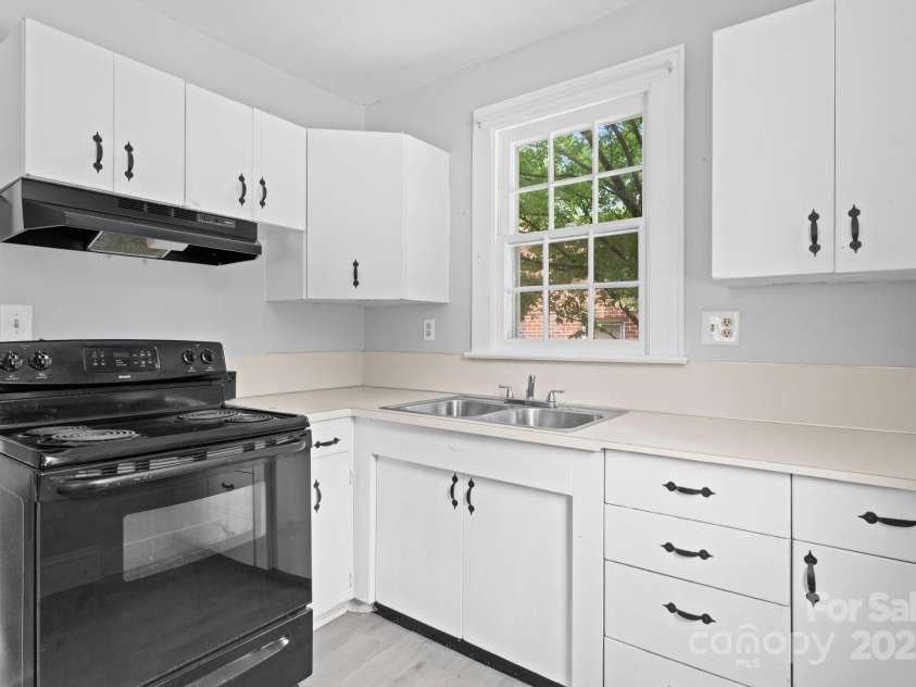 626 1st Avenue, Hickory, NC 28602.  MLS# CAR4269367, YatesRealty ID 23077. 