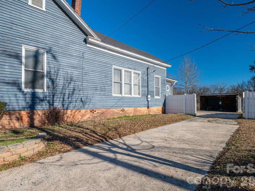 331 Laurel Street, Lincolnton, NC 28092.  MLS# CAR4326390, YatesRealty ID 2308. 