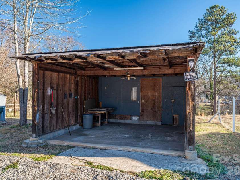 331 Laurel Street, Lincolnton, NC 28092.  MLS# CAR4326390, YatesRealty ID 2308. 