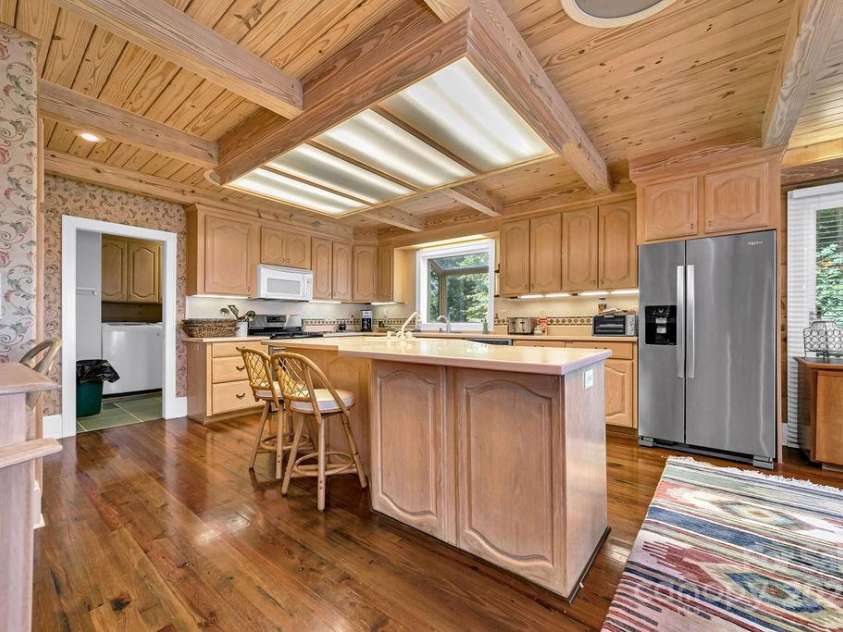 499 Unvdatlvi Court, Brevard, NC 28712.  MLS# CAR4234754, YatesRealty ID 2308. Breakfast Bar