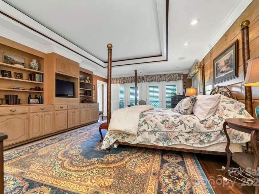 499 Unvdatlvi Court, Brevard, NC 28712.  MLS# CAR4234754, YatesRealty ID 2308. Built-Ins