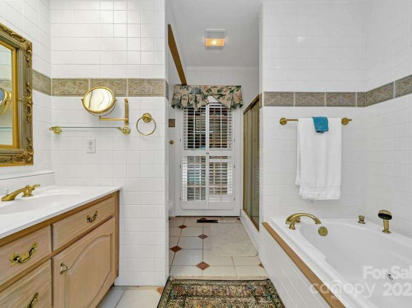 499 Unvdatlvi Court, Brevard, NC 28712.  MLS# CAR4234754, YatesRealty ID 2308. Luxurious Bath