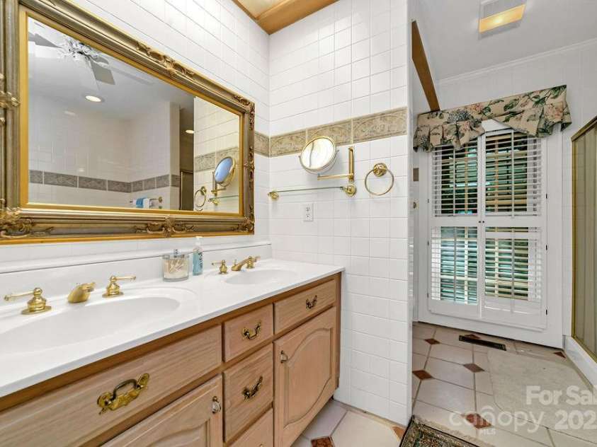 499 Unvdatlvi Court, Brevard, NC 28712.  MLS# CAR4234754, YatesRealty ID 2308. Primary Bath