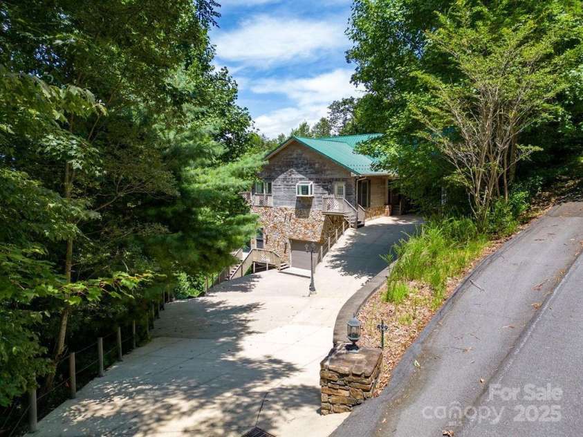 499 Unvdatlvi Court, Brevard, NC 28712.  MLS# CAR4234754, YatesRealty ID 2308. Privat Setting