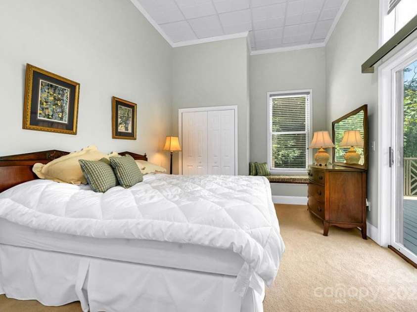 499 Unvdatlvi Court, Brevard, NC 28712.  MLS# CAR4234754, YatesRealty ID 2308. Spacious Bedroom