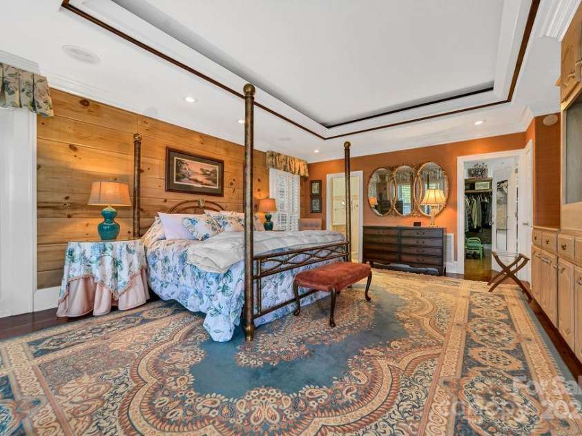 499 Unvdatlvi Court, Brevard, NC 28712.  MLS# CAR4234754, YatesRealty ID 2308. Spacious Primary Suite