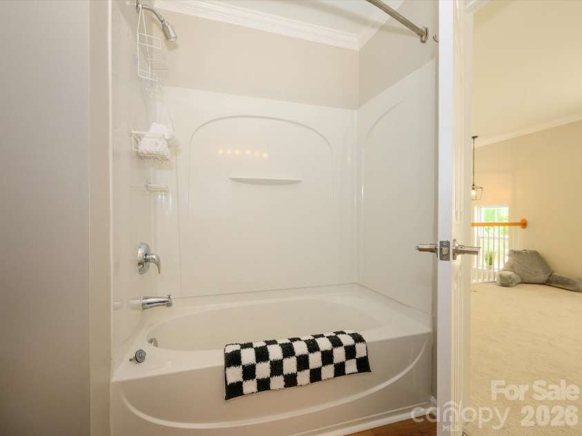 15583 Stronvar House Lane, Charlotte, NC 28277.  MLS# CAR4415520, YatesRealty ID 23080. 2nd Bathroom