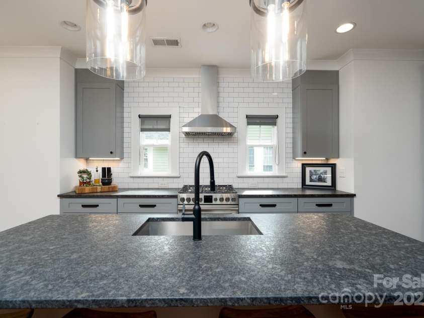 1008 Vanizer Street, Charlotte, NC 28208.  MLS# CAR4270465, YatesRealty ID 23081. 
