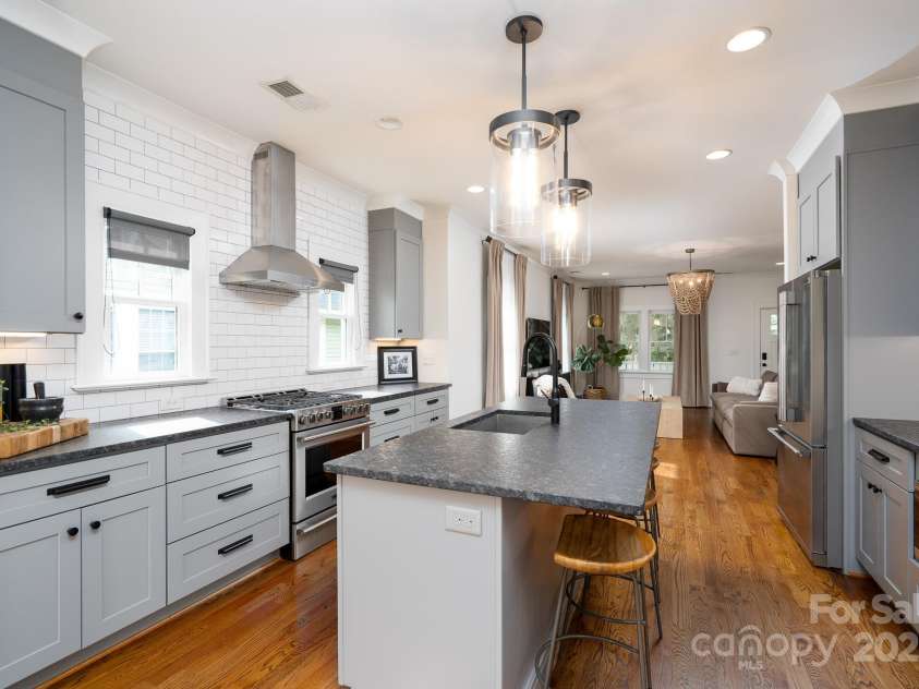 1008 Vanizer Street, Charlotte, NC 28208.  MLS# CAR4270465, YatesRealty ID 23081. 