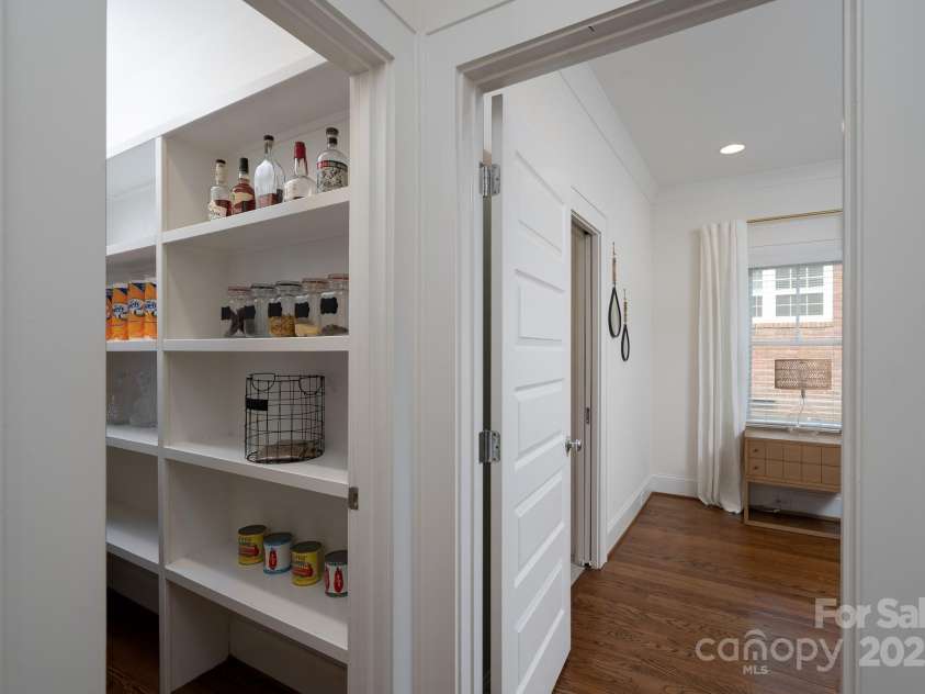 1008 Vanizer Street, Charlotte, NC 28208.  MLS# CAR4270465, YatesRealty ID 23081. 