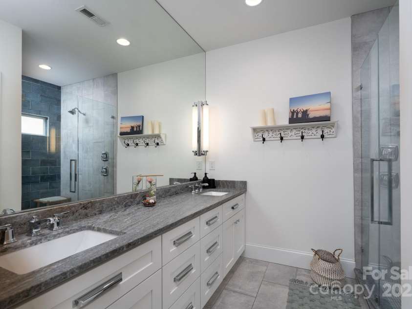 1008 Vanizer Street, Charlotte, NC 28208.  MLS# CAR4270465, YatesRealty ID 23081. 