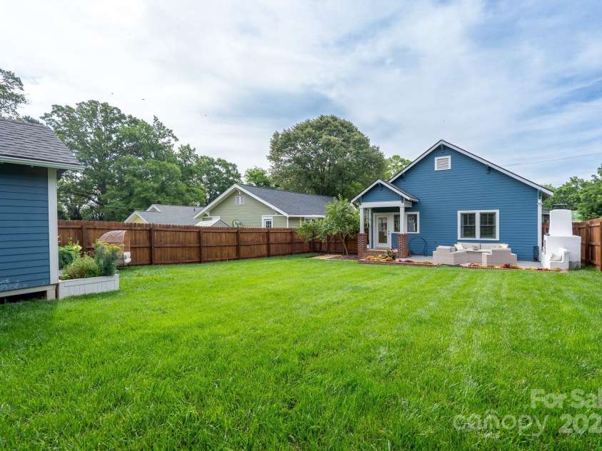 1008 Vanizer Street, Charlotte, NC 28208.  MLS# CAR4270465, YatesRealty ID 23081. 