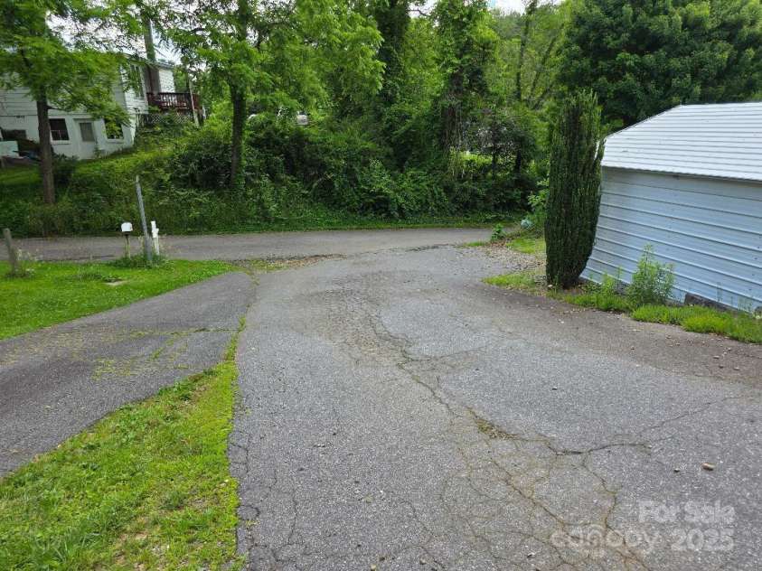 14 Yellow Brick Lane, Burnsville, NC 28714.  MLS# CAR4273450, YatesRealty ID 23082. Another view of the intersection of Yellow Brick Lane and Reid Street