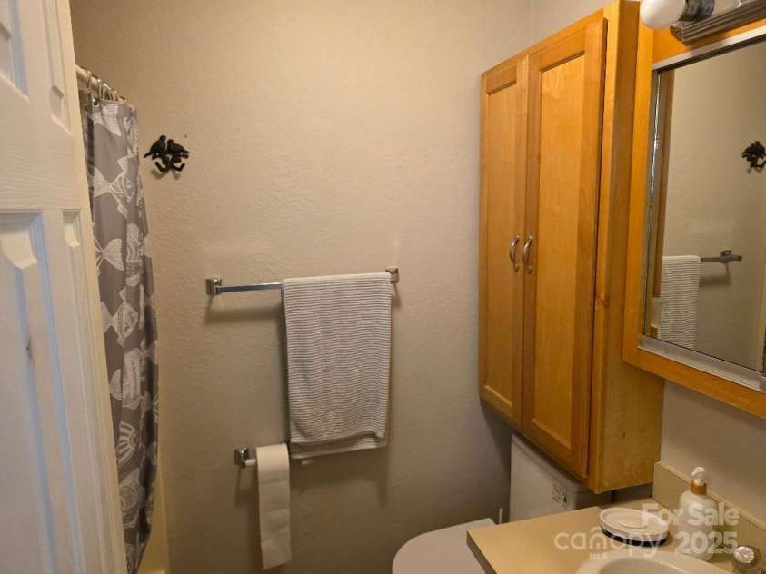 14 Yellow Brick Lane, Burnsville, NC 28714.  MLS# CAR4273450, YatesRealty ID 23082. Full bathroom in the hall