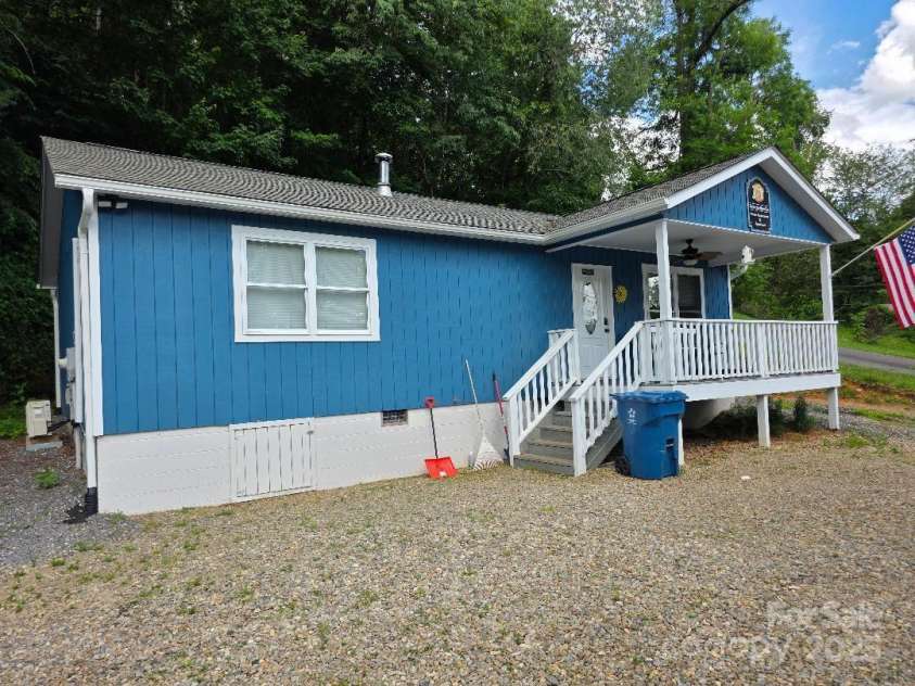 14 Yellow Brick Lane, Burnsville, NC 28714.  MLS# CAR4273450, YatesRealty ID 23082. Good view of front porch with steps