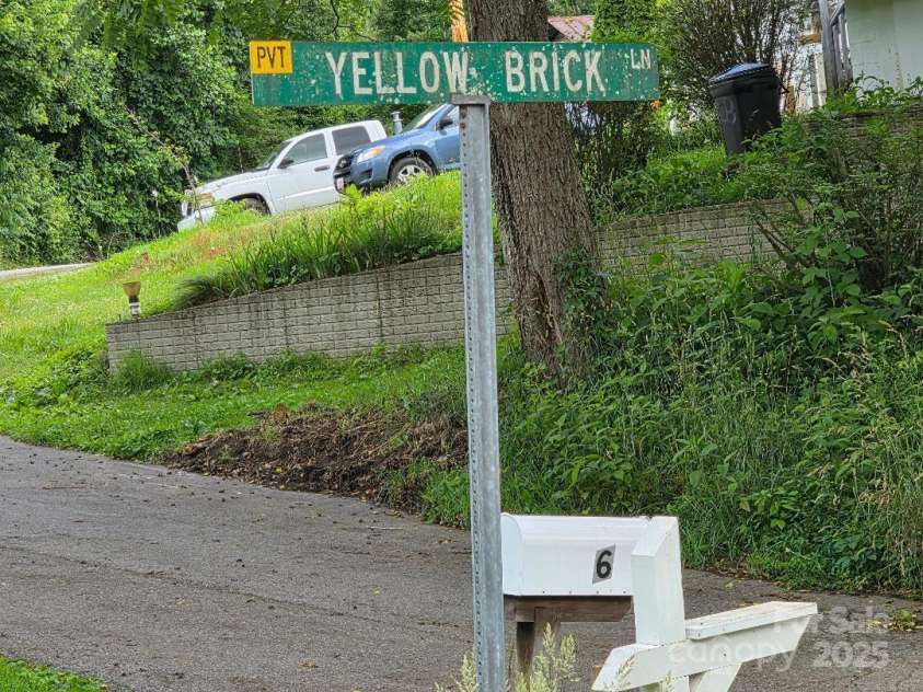 14 Yellow Brick Lane, Burnsville, NC 28714.  MLS# CAR4273450, YatesRealty ID 23082. Street sign for Yellow Brick Lane and location of mailboxes