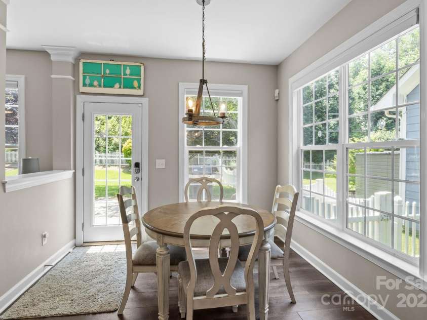 9412 Rosalyn Glen Road, Cornelius, NC 28031.  MLS# CAR4268548, YatesRealty ID 23086. An eat-in kitchen