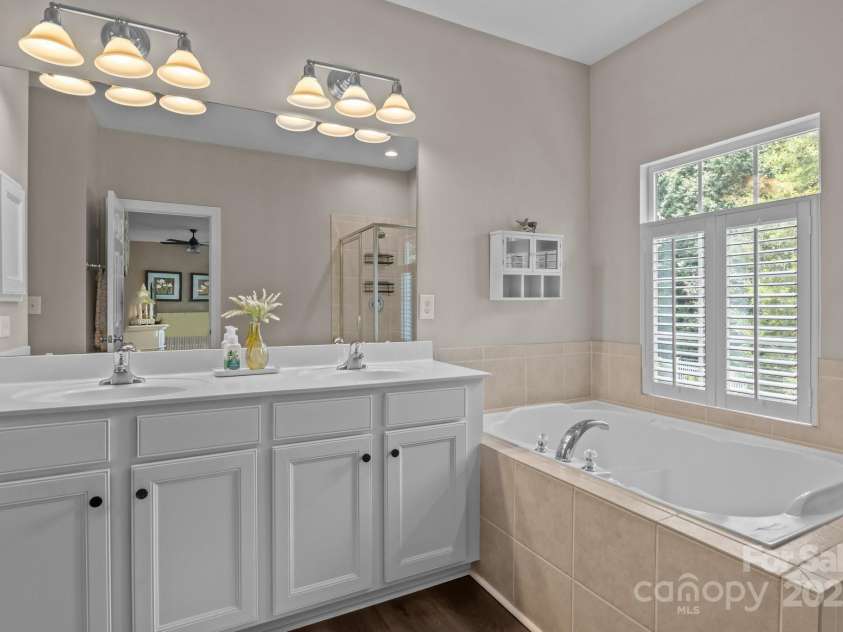 9412 Rosalyn Glen Road, Cornelius, NC 28031.  MLS# CAR4268548, YatesRealty ID 23086. Primary soaking tub.
