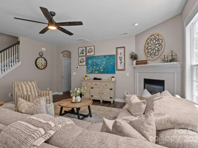 9412 Rosalyn Glen Road, Cornelius, NC 28031.  MLS# CAR4268548, YatesRealty ID 23086. That blue picture is a TV!!!!