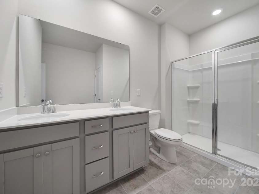 300 Kennerly Center Drive, Mooresville, NC 28115.  MLS# CAR4264019, YatesRealty ID 23089. Guest Full Bathroom