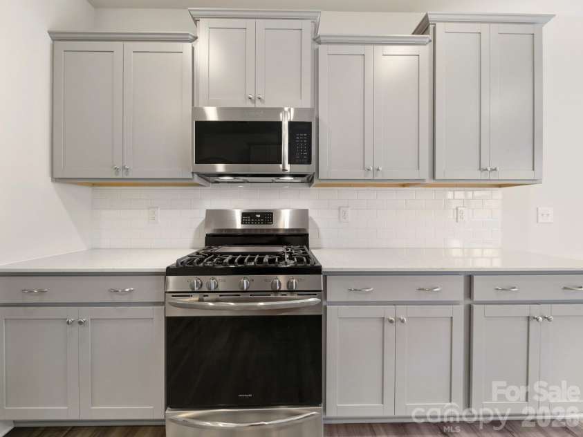 300 Kennerly Center Drive, Mooresville, NC 28115.  MLS# CAR4334795, YatesRealty ID 23089. Gas Range