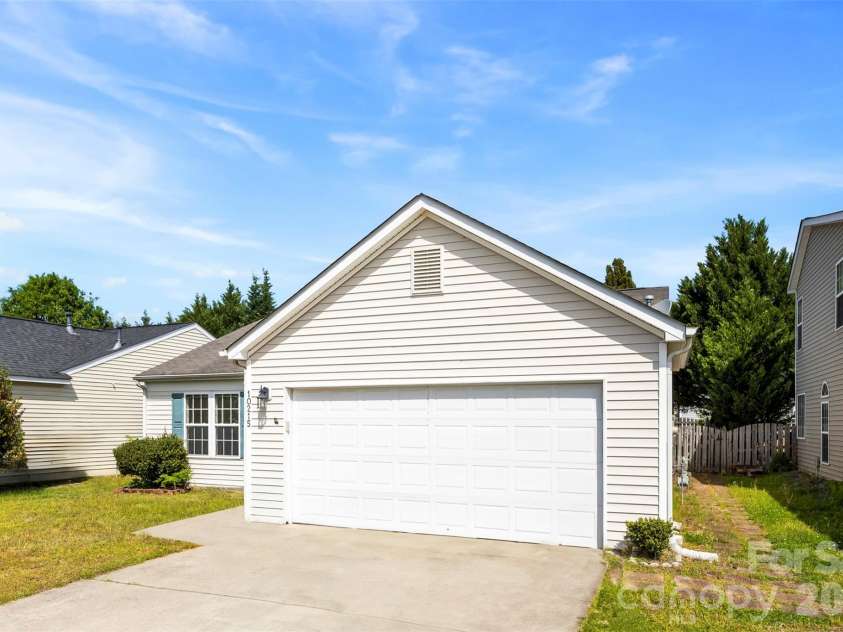 10215 Orchard Grass Court, Charlotte, NC 28278.  MLS# CAR4367883, YatesRealty ID 23091. 