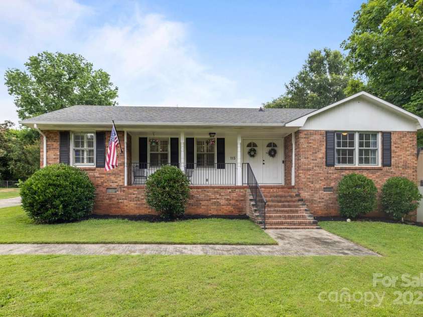 115 Fox Run Drive, Fort Mill, SC 29715.  MLS# CAR4273531, YatesRealty ID 23091. 